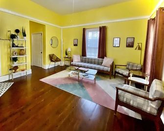 Cozy Victorian in the Center of downtown Morganton (Dog Friendly!) - Morganton - Soggiorno