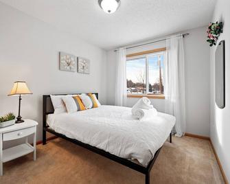 Cozy Home- 2 King/ 2 Queen , 5 minutes to DT St. Paul - Maplewood - Bedroom
