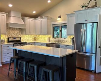 Perfect for the whole family, Central AC, Hot Tub, Sleeps 7, No stairs - Whitefish - Kitchen
