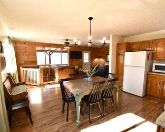 East Tennessee Family Mountain Retreat with Private Vineyard - Cosby - Dining room