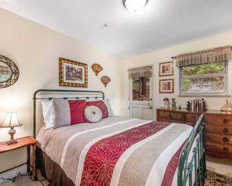 Tree Top View Cabin - Felton - Bedroom
