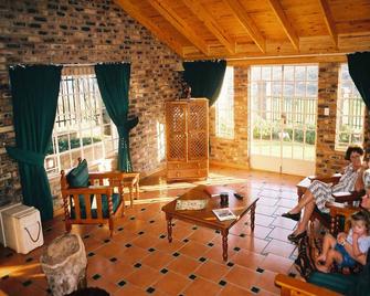 Thaba Tsweni Lodge, your home away from home! - Graskop - Wohnzimmer