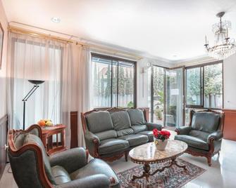Hotel Lurus - Puncak - Sala de estar
