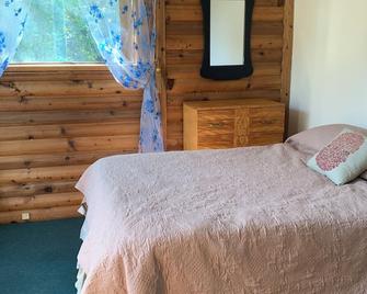 Creston, BC - Vintage Vacation Suite\nCozy, 2 bedrooms, in town. - Creston - Bedroom