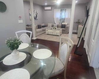 MT. Vernon 3rd floor Global Retreat 1-bedroom apartment with AC, WiFi. - Mount Vernon - Dining room