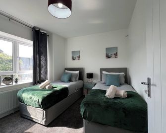 Perfect Contractor house/3 free parking space/EV charging/Secure/Quiet/Modern - Waltham Cross - Dormitor