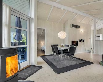 Two-Bedroom Holiday Home In Logstor - Løgstør - Comedor
