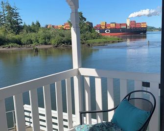 Columbia River Sunsets - spacious riverfront condo with spectacular views. - Skamokawa - Balcony