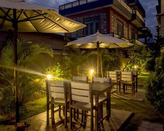 Hotel Tara - פוחארה - פטיו