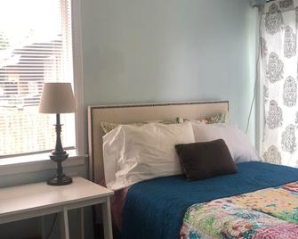 Haliewa Surf Pad Blocks From the Beach - Haleiwa - Bedroom