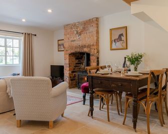 Poppy Cottage - sleeps 4 guests in 2 bedrooms - Moreton-in-Marsh - Dining room