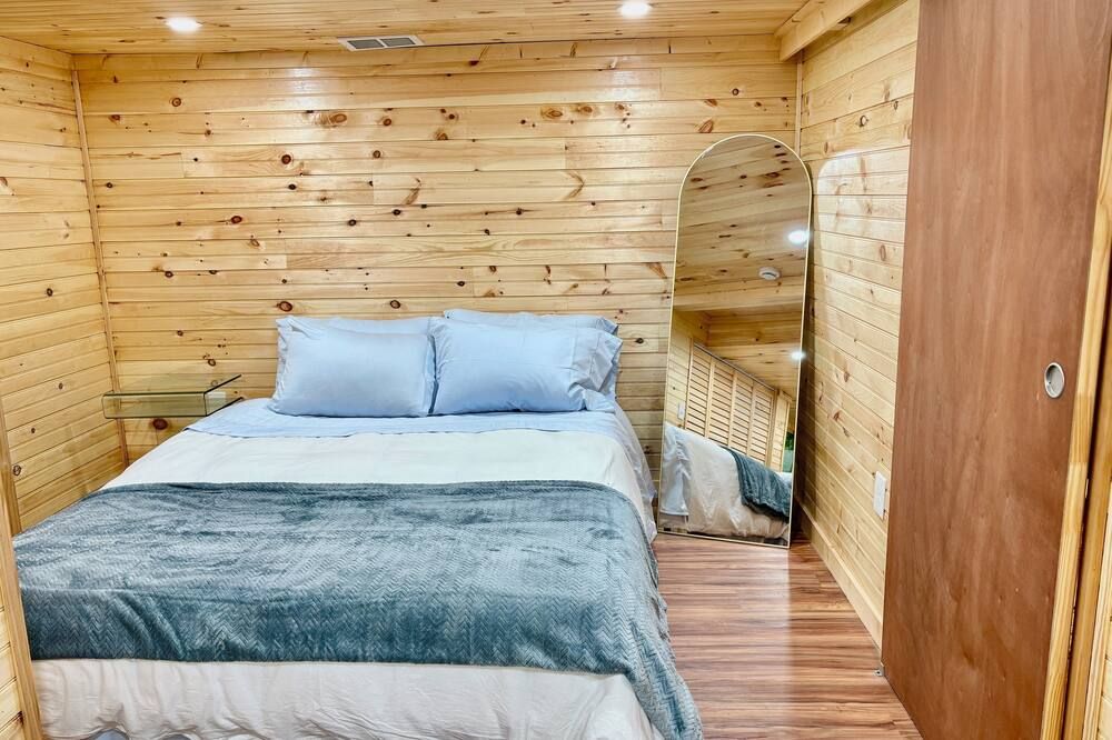 Cozy Rustic Walkout Basement Cabin in Historic Harpers Ferry - Harpers Ferry - Bedroom