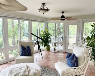 Minutes To The Masters! - Evans - Living room