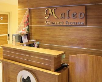 OYO 984 Maleo Guest House - Ambon - Front desk