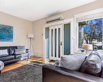 Topiary Haven Bed & Breakfast - Launceston - Living room