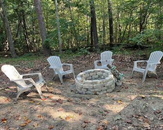 Close to everything—private launch one minute away— - Scottsboro - Patio