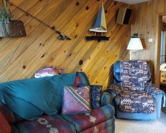 Lakefront Romantic Getaway - The Little Blue Cabin - Westwood - Living room
