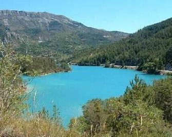 Rental of furnished apartments and studios in a quiet area facing due south - Sainte-Croix-du-Verdon