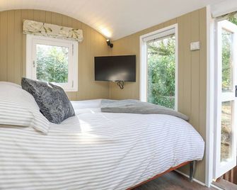 Sybs Farm Shepherds Hut - Haslemere