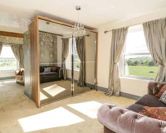 Meagill Farmhouse Hot Tub Bbq Hut - Otley - Living room