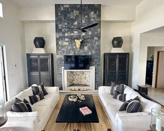 Modern Secluded Oceanfront Whale Watch in Infinity Pool Surfing Paradise - El Cardoncito - Phòng khách