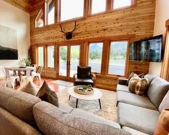 Stunning Views + Hot Tub + King Beds + Fast Wifi - Leavenworth - Salon
