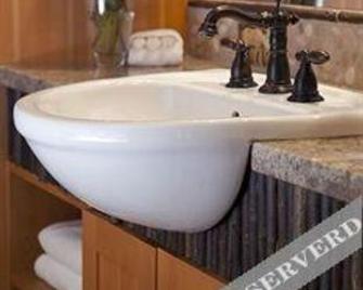 Moraine Lake Lodge - Lake Louise