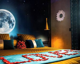 Love room jacuzzi La Villa Des Charmes - Vias - Bedroom