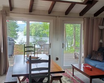 Private lakefront home, a great place for a family vacation! - Franklin - Living room