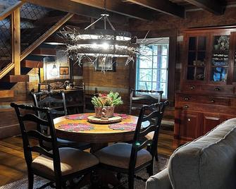 Historic Log Cabin, Dreamy Loft Suite, Stone Frpl. - Hendersonville - Dining room