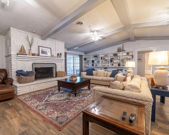 Entire home - Private heated pool, pool table and private yard - Harlingen - Sala de estar