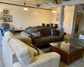Renovated barn stay, fresh and cozy for the family! - Lebanon - Living room