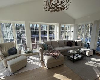 Charming villa close to nature, lake and ocean and 25 mins to Stockholm center - Boo - Living room