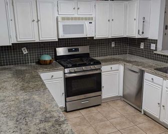XL House Close to Unt Twu Fast Drive to Dfw At&t - Corinth - Kitchen