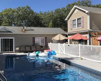 #1 Rated Deluxe Hampton Estate: Pickleball, Tennis, H Pool, 7 Bdrm Videos! - Westhampton - Piscina