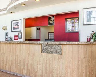 Econo Lodge - Winslow - Front desk