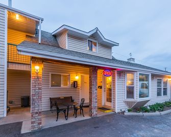 Ranchland Inn - Kamloops - Building