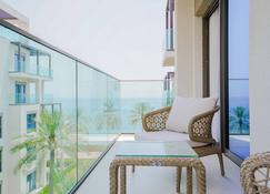Nasma Luxury Stays - Fantastic Summer Getaway, Steps From The Beach - Fujairah - Balcony