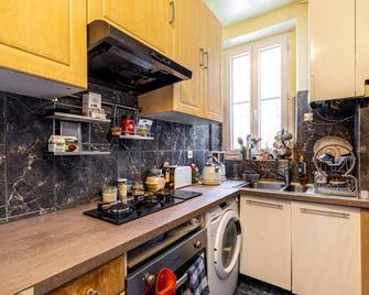 Fenetre sur Cour en Face de L'olivier - Neuilly-sur-Seine - Kitchen
