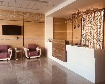 Season Inn Hotel - Barka - Front desk