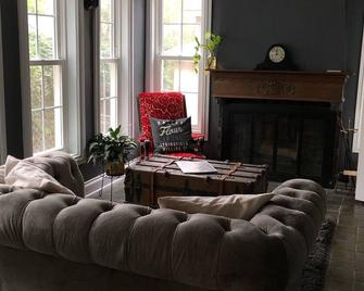 Large home walking distance to Notre Dame and downtown - South Bend - Living room
