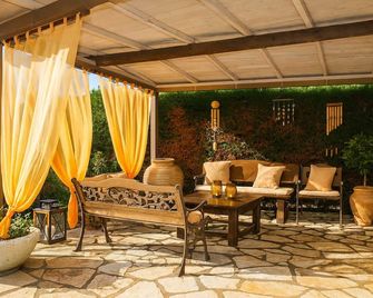 Comfy Nest In A Garden, 1,5km To The Sandy Beach - Marathopolis - Patio