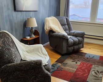 Cozy 1 Bedroom Apartment in the Middle of downtown Havre - Havre - Living room
