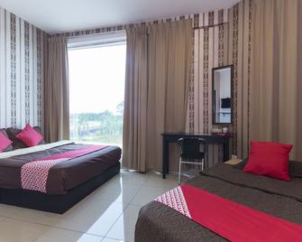 OYO 439 Night Queen Hotel - Sepang