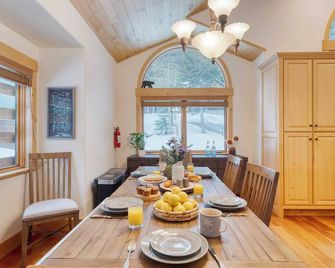 5 Mins to Ski Resort Ping Pong, Pool Table, Deck Donner Ridge by Avantstay - Truckee - Dining room