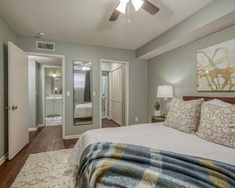 Suitable Suite: 2 bed/1 bath - Overland Park - Bedroom