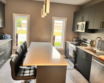 House in Sauble Beach hosted by Maleeha and Raza. - Sauble Beach - Kitchen