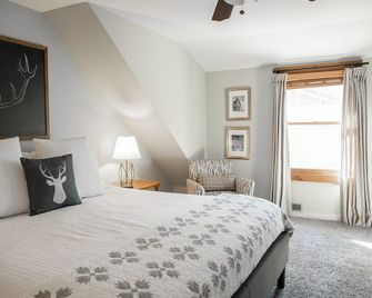 Hot Tub:: King Comfy Beds :: Convenient Location To Downtown, Campus, West Knox - Knoxville - Bedroom