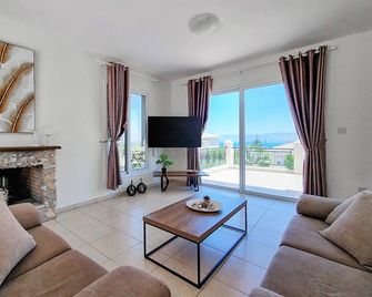 Gorgeous Home In Neo Chorio With Wifi - Neo Chorio - Living room