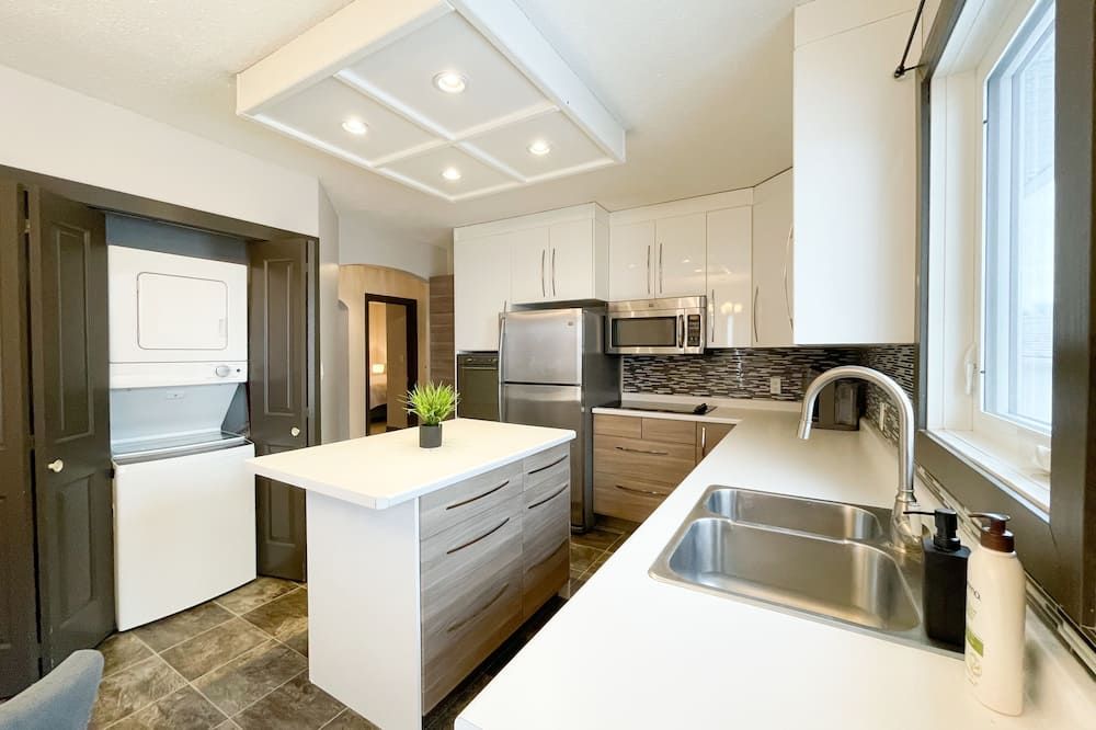 Modern Comforts Downtown Living within walking distance to all the conveniences - Yorkton - Kitchen